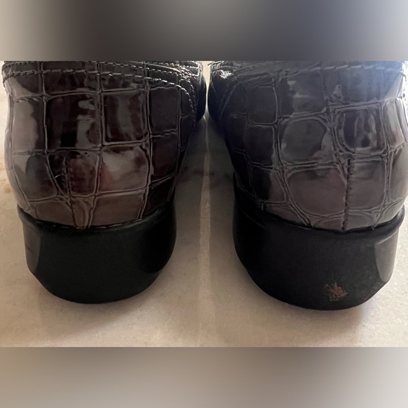 Clark’s Women’s Size 8 Croc Embossed Brown Patent Leather Comfort Loafers - Picture 6 of 6